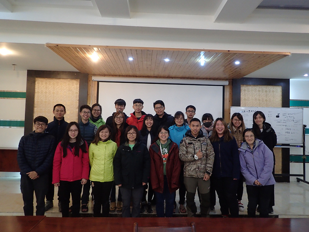 HLM students meeting conservation officer of Wanglang Nature Reserve.